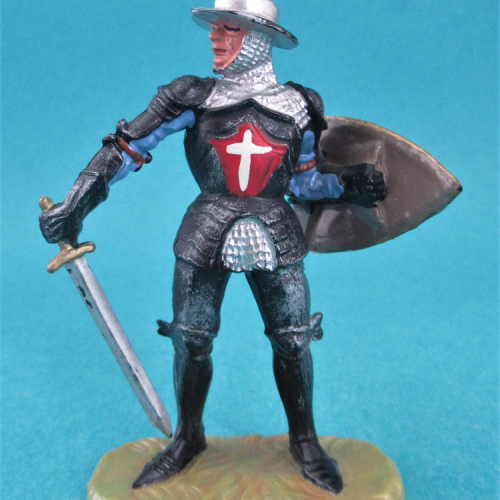8934  Chevalier en armure de faction avec épée et bouclier (II).